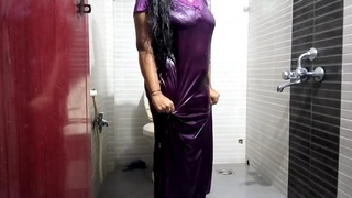 A married woman with large breasts performs an incredible oral sex act in the tub