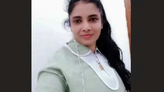 Sizzling Lankan beauty performs in erotic show