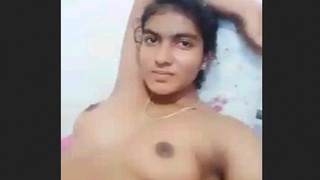 Indian beauty flexes and exposes her intimate area in a sensual recording