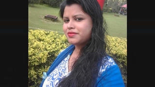 Indian girlfriend reveals her intimate parts