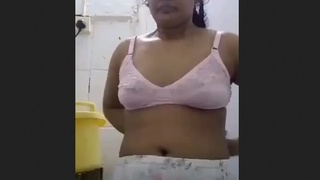 Bangladeshi woman pleasures herself in video due to lack of satisfaction