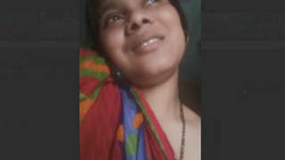 Desi aunty pleasuring herself while chatting on the phone