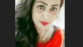 Stunning bengali beauty flaunts her sensuality