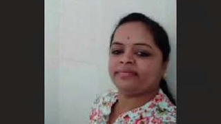 Indian wife masturbates during video chat