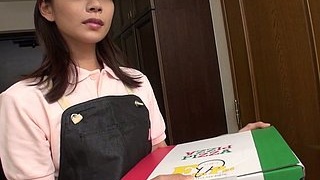 Asian courier Yumemi Akubi pleases her client with a sensual blowjob