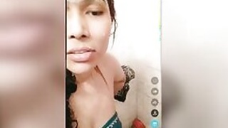 Naughty girl Desi uploads new XXX video to the social network