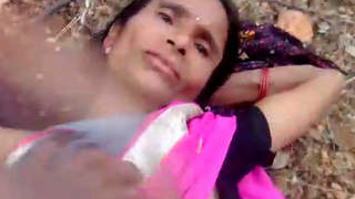 Indian escort engages in outdoor sex