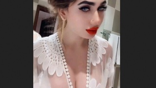 View a seductive model in action by joining JoinMyApp