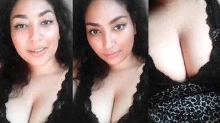 Indian beauty flaunts her big boobs in a steamy video recording