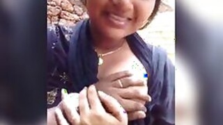 Mallu engulfs breasts in outdoor sex MMC