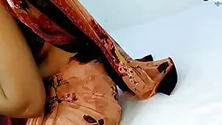 Cheating Bhabhi enjoys being with her boyfriend behind her husband