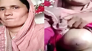 Pakistani mature lady shows her breasts on camera viral clip