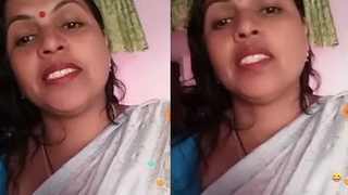 Bengali aunty in traditional saree performs live