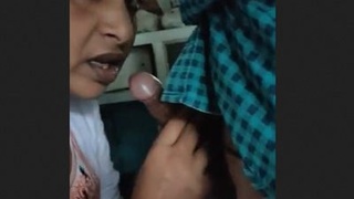 Indian aunty chatteringly gives oral pleasure