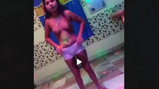 Indian beauty strips down and performs sensually on Holi