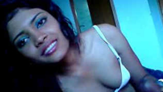 Indian girlfriend gets intimate with her partner at a hotel