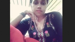 Bhabhi records herself undressing for the enjoyment of her admirers