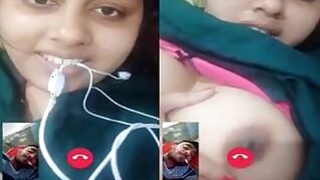 Hot look Desi Indian girl Shows her tits on video call