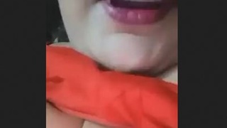Indian aunty's live show features pussy licking