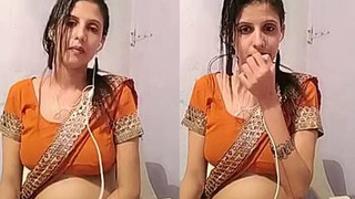 Beautiful Indian woman broadcasts herself after a shower and flaunts her belly button