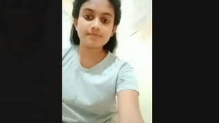 Sri Lankan girl with a cute face reveals her attractive breasts and charm to her boyfriend