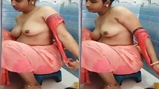 Bhabhi Ready to bathe