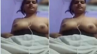 Pretty Desi Indian Girl Shows Tits