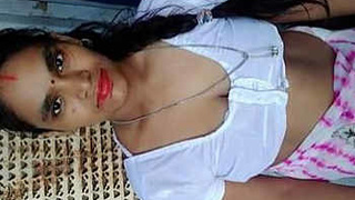 Indian housewife flaunts her curves in a revealing top