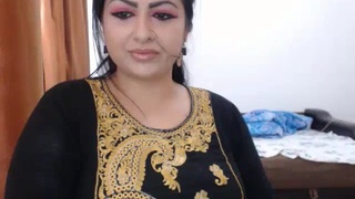 Voluptuous Bhabhi's camera performance in HD videos