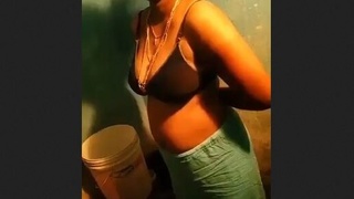 Indian wife flaunts her voluptuous figure