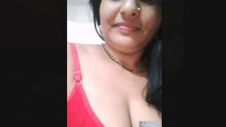 Married Bhabi flaunts her beauty and seduction via video call