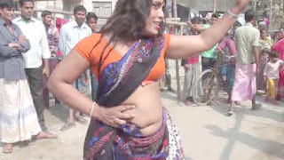 Indian aunt performs sensual dance