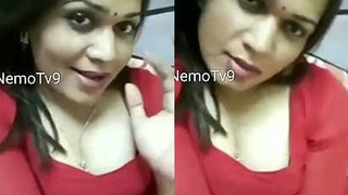 Freshly arrived boudi flaunts her curves in the market